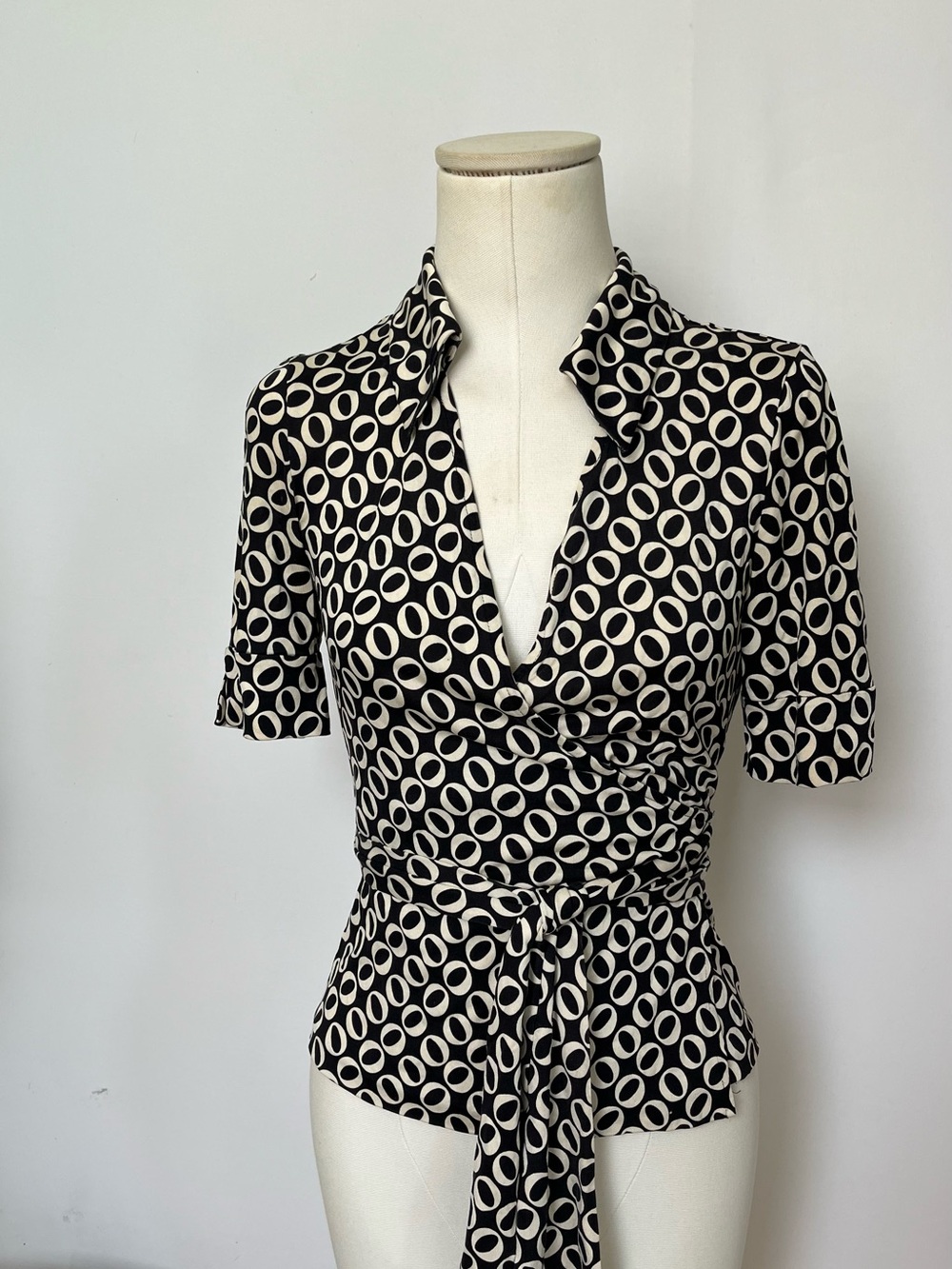 Diane Von Furstenberg Black and Cream Geometric Jillianna silk Wrap Blouse 8